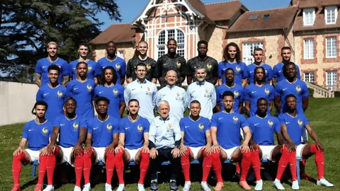 “辽宁铁血军团助铜梁龙腾跃中超，无畏挑战，荣耀晋级，实至名归！”